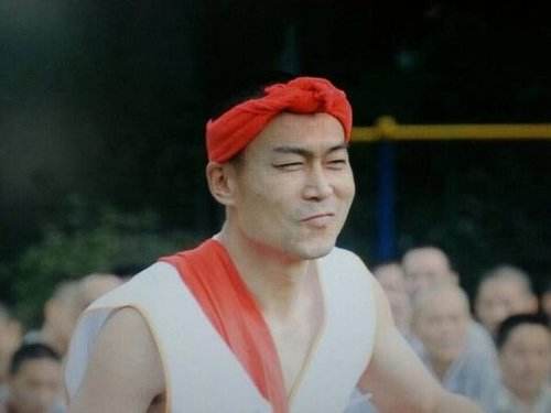 网友所拍照片中显示,申思头系红毛巾,身穿白马甲,面带微笑,表演得十分投入